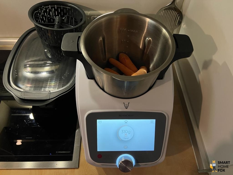 Man sieht, wie etwas im Monsieur Cuisine abgewogen wird.
